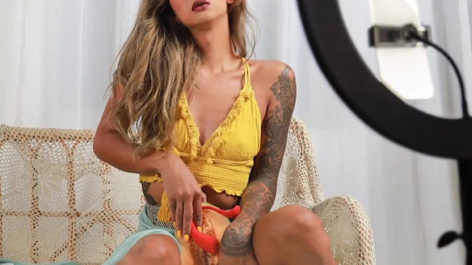 cam-girl-favorite-sex-TOYS